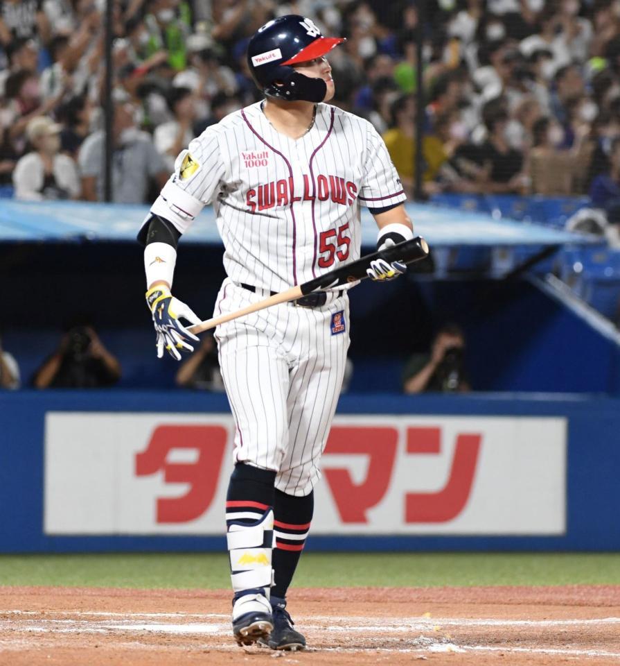 　中越えに５１号２ランを放った村上＝４日