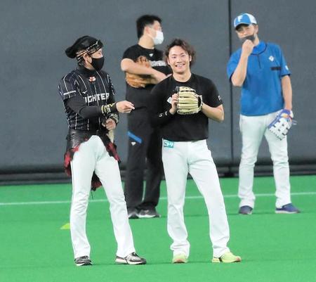 談笑する日本ハム・新庄監督（手前左）と伊藤（手前右）