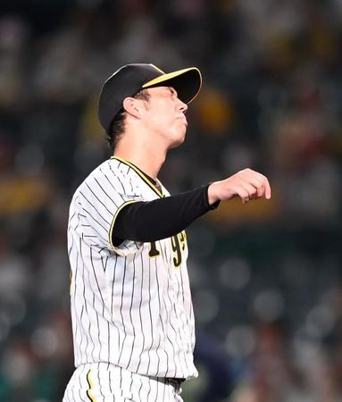 　６回、青柳は村上にソロを打たれ顔をしかめる（撮影・山口登）