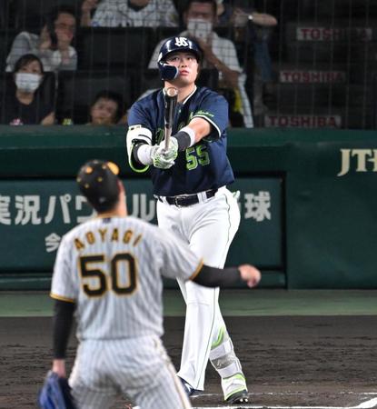 　６回、青柳から５２号ソロを放つ村上（撮影・飯室逸平）