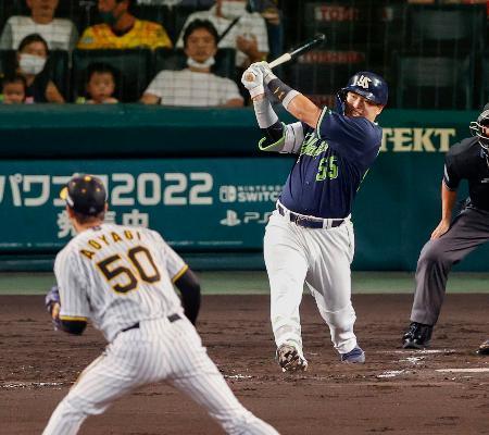 　４回ヤクルト１死一、三塁、村上が右前に先制打を放つ。投手青柳＝甲子園