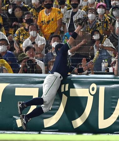 　８回、丸山和は島田の打球を好捕する（撮影・山口登）