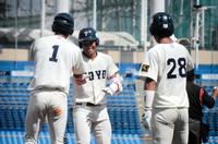 　逆転３ランを放ち、笑顔で仲間とハイタッチをする東洋大・宮下（中央）