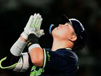 　６回、ソロを放った村上は手を合わせながら生還する（撮影・田中太一）