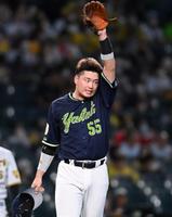 　１回、大山の打球を失策し、悔しがる村上（撮影・田中太一）