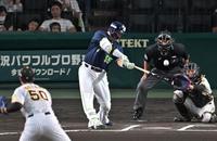 　６回、青柳から５２号ソロを放つ村上（撮影・飯室逸平）