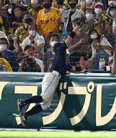 　８回、丸山和は島田の打球を好捕する（撮影・山口登）