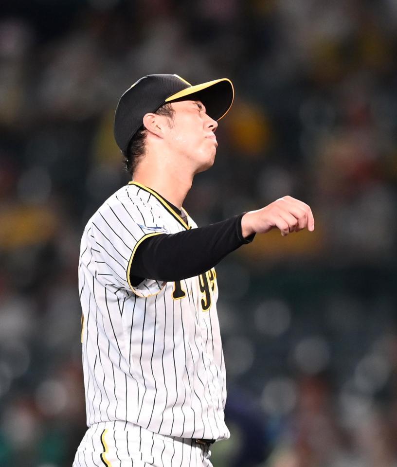 　６回、青柳は村上にソロを打たれ顔をしかめる（撮影・山口登）