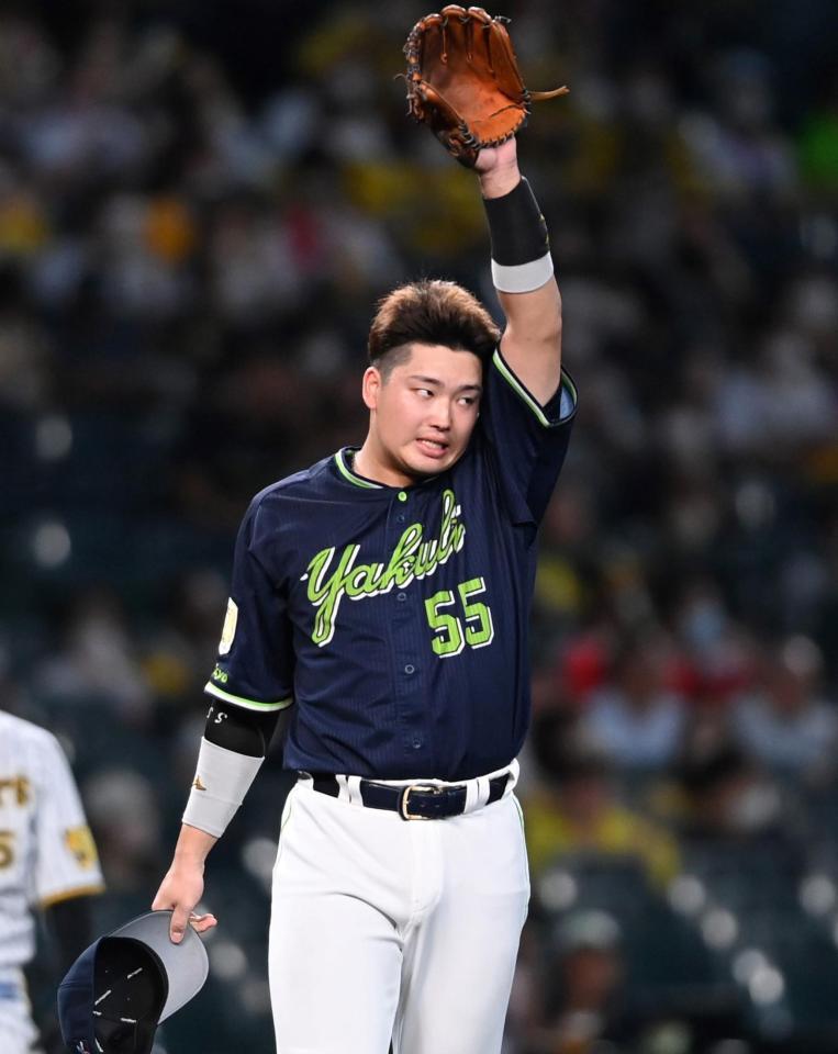 　１回、大山の打球を失策し、悔しがる村上（撮影・田中太一）