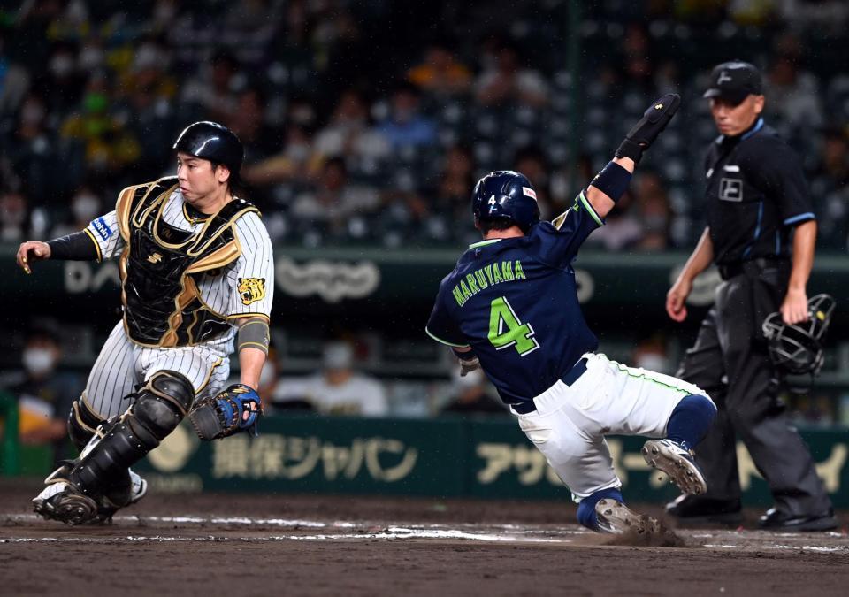 　１０回、長岡の内野安打で二走・丸山和が勝ち越しの生還（撮影・山口登）