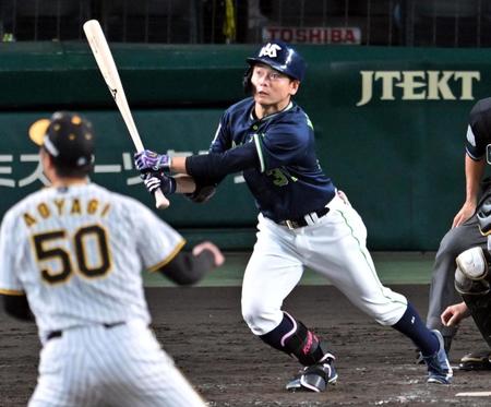 　５回、同点に追いつく三塁打を放つ山崎（撮影・飯室逸平）