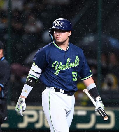 　１１回、村上は空振り三振に倒れる（撮影・山口登）