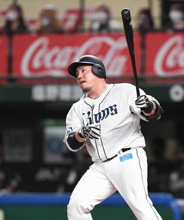 ４回、左越えに３８号ソロを放つ山川（撮影・金田祐二）