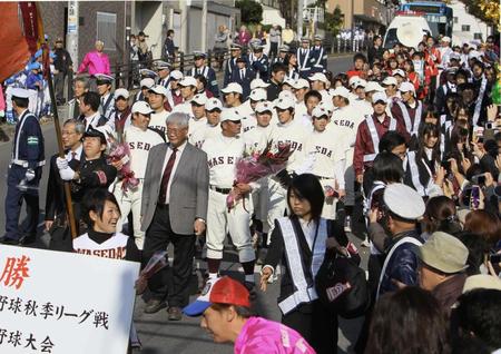 　笑顔で秋季優勝パレードする斎藤、福井、応武監督ら早大ナイン＝２０１０年