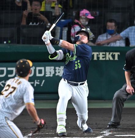 　２回、遊飛に倒れる村上（撮影・飯室逸平）