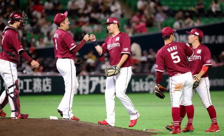 　ソフトバンクに勝利しタッチを交わす浅村（中央）ら楽天ナイン