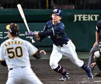 　５回、同点に追いつく三塁打を放つ山崎（撮影・飯室逸平）