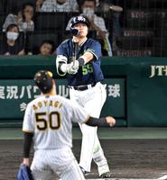 　６回、青柳から５２号ソロを放つ（撮影・飯室逸平）