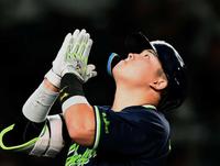 　６回、５２号ソロを放った村上は手を合わせながら生還する（撮影・田中太一）