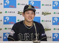 　月間ＭＶＰ賞を受賞し喜びを語るオリックス・宮城