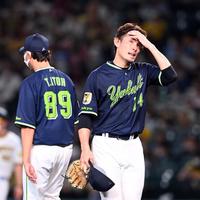 　４回途中、降板する高梨（撮影・山口登）