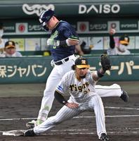 　７回、併殺打に倒れる村上（撮影・飯室逸平）