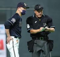 　７回、選手交代を告げる中嶋監督（左）＝撮影・中島達哉
