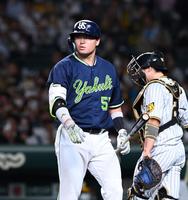 　５回、村上は見逃し三振に倒れる（撮影・山口登）