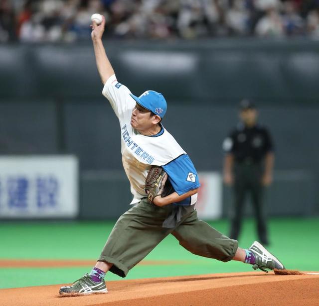 日本ハム　宇梶剛士「滑っちゃった」始球式で豪快な一投披露　拓大一高時代有望選手の片りん見せる