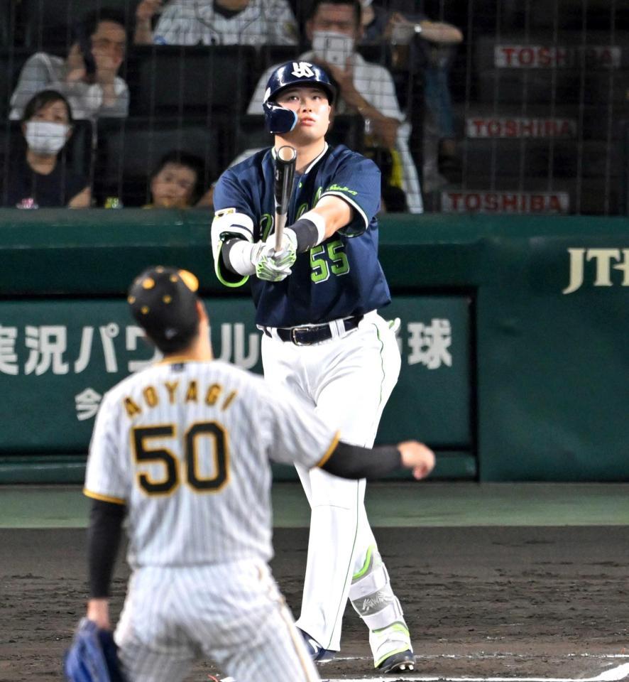 　６回、青柳から５２号ソロを放つ（撮影・飯室逸平）