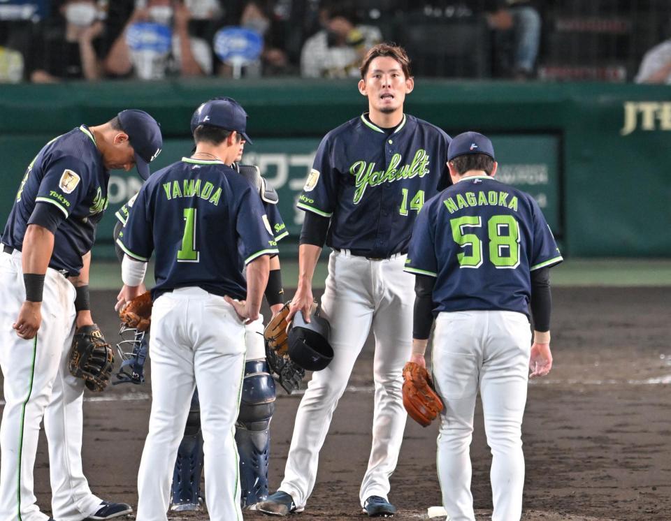 　４回途中で降板となり、ぼう然と立ちつくす高梨（撮影・飯室逸平）