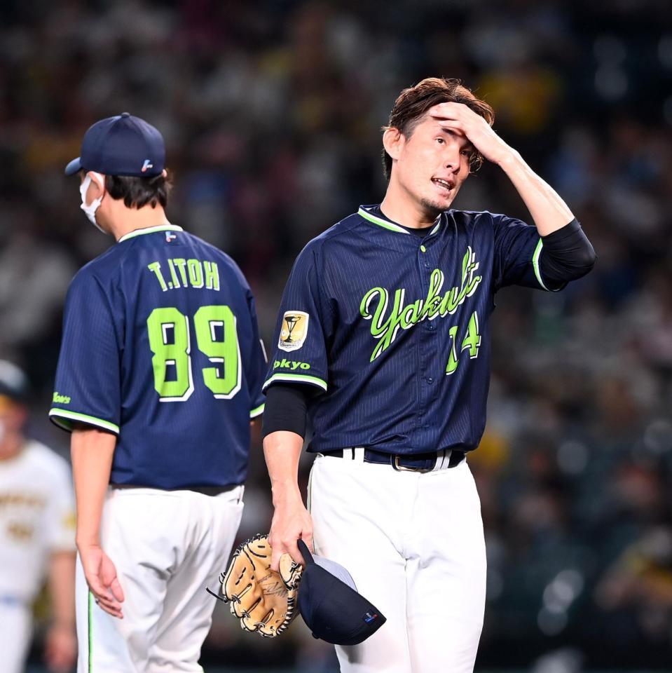 　４回途中、降板する高梨（撮影・山口登）