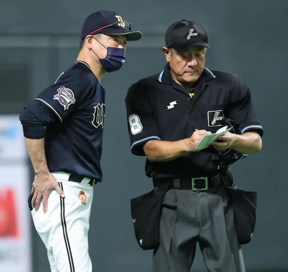 　７回、選手交代を告げる中嶋監督（左）＝撮影・中島達哉