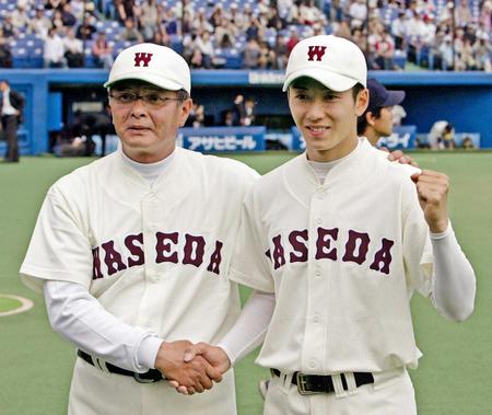 　東京六大学野球のデビューを勝利で飾った斎藤佑（右）を祝福する応武監督＝２００７年４月１４日、神宮