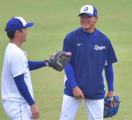 　明るい表情でチームメートと話す福留（右）＝撮影・吉澤敬太