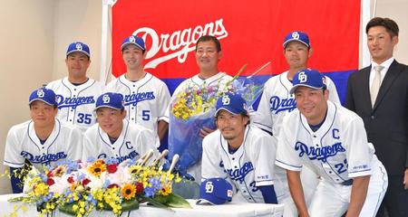 　引退会見にかけつけた後輩たちからねぎらいを受けた福留（中央）（撮影・吉澤敬太）