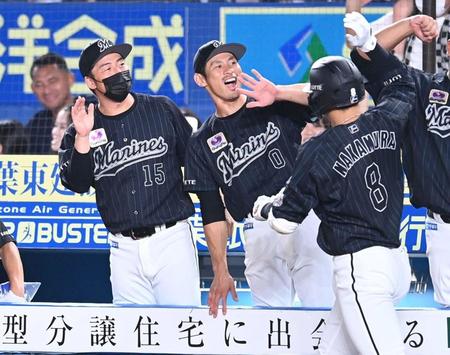 　８回、勝ち越し２ランを放った中村奨（８）をタッチで迎える美馬（左）＝撮影・高石航平