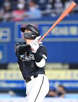 　８回、勝ち越し２ランを放つ中村奨（撮影・高石航平）