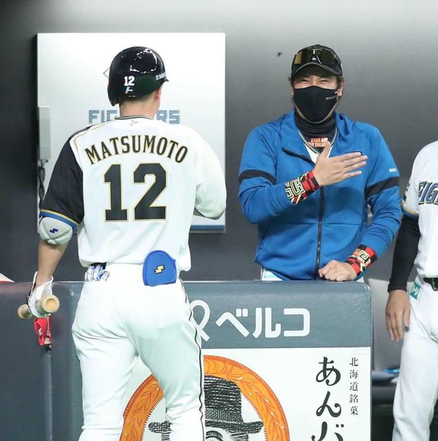 日本ハム・万波のフェイクで同点阻止　ビッグボスの見解は「万波君の“手”じゃない」