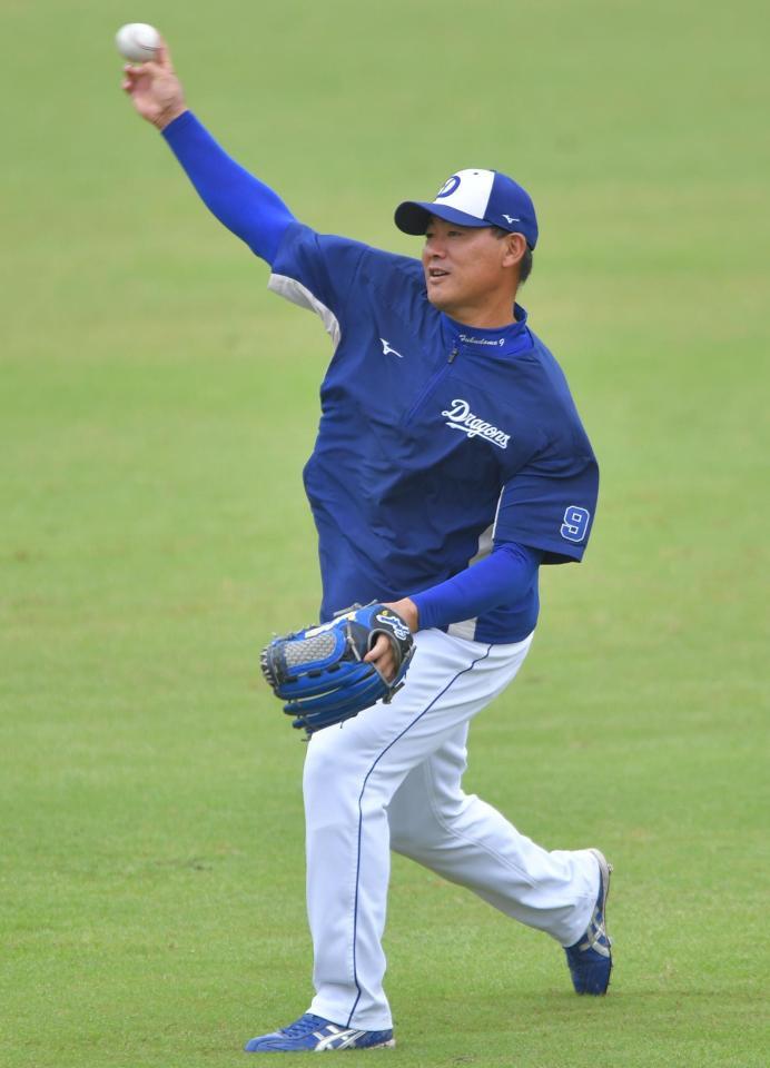 　明るい表情でキャッチボールする福留（撮影・吉澤敬太）