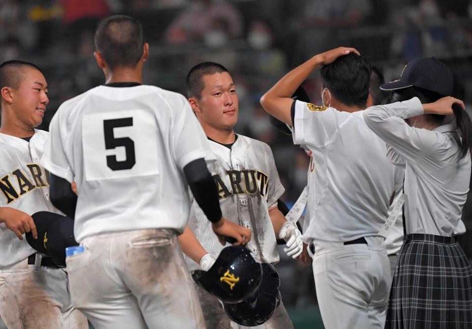 　近江戦でベンチ前に駆け寄る鳴門・三浦（中央）＝８月