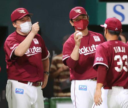 　ソフトバンクに勝利し、石井監督（左）とナインを迎える涌井