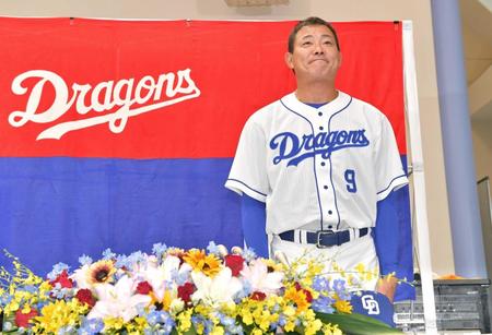 　引退会見の最後に、背筋を伸ばして報道陣にあいさつする福留（撮影・吉澤敬太）