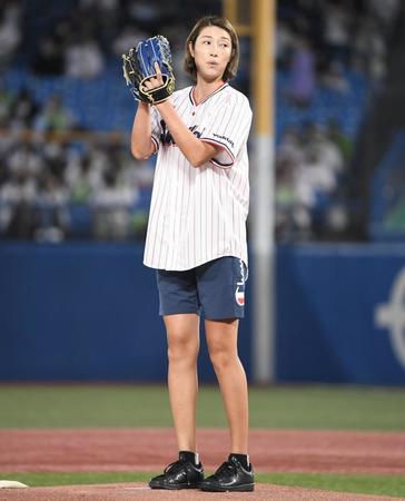 　始球式を務める狩野舞子さん（撮影・金田祐二）