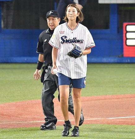 　始球式に登場したバレーボール元日本代表の狩野舞子さん（撮影・伊藤笙子）