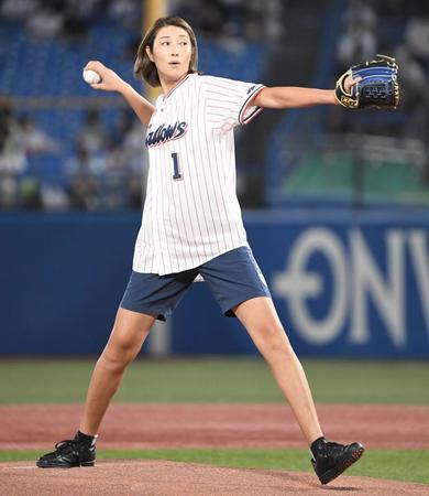 　始球式を務める狩野舞子さん（撮影・金田祐二）