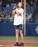 　始球式を務める狩野舞子さん（撮影・金田祐二）