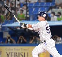 　２回、先制ソロを放つ村上（撮影・金田祐二）