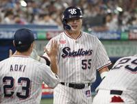 　２回、中越えソロを放ちナインに迎えられる村上