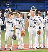 　試合後、スタンドにあいさつする（左から）塩見、山田、村上（撮影・伊藤笙子）